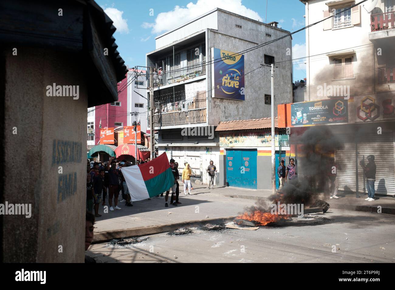 11 novembre 2023, Antananarivo, Analamanga, Madagascar : Antananarivo, Madagascar, le 11 novembre 2023, des manifestants portant le drapeau malgache ont installé un poteau électrique et brûlé des boîtes en carton comme barricade au milieu de la route. ..a cinq jours du premier tour de l'élection présidentielle malgache, les tensions s'intensifient entre les partisans des différents candidats et la police anti-émeute, cette dernière contestant la légitimité du processus électoral. Malgré les protestations qui se sont propagées dans plusieurs villes à travers le pays, les candidats Andry Rajoelina, Siteny Randrianasoloniaiko et Sendri Banque D'Images