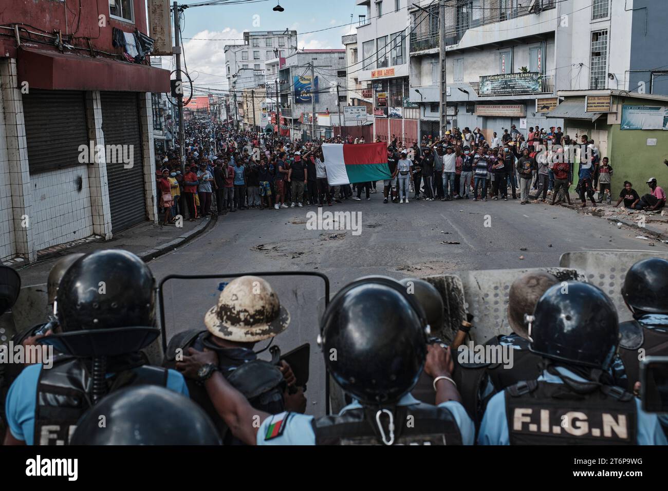 11 novembre 2023, Antananarivo, Analamanga, Madagascar : Antananarivo, Madagascar, le 11 novembre 2023, les manifestants, tenant le drapeau malgache, se retrouvent face à face avec les forces anti-émeutes...a cinq jours du premier tour de l'élection présidentielle malgache, les tensions s'intensifient entre les partisans des différents candidats et la police anti-émeute, cette dernière contestant la légitimité du processus électoral. Malgré la propagation des protestations dans plusieurs villes du pays, les candidats Andry Rajoelina, Siteny Randrianasoloniaiko et Sendrison Daniela Raderanirina poursuivent leur campai Banque D'Images