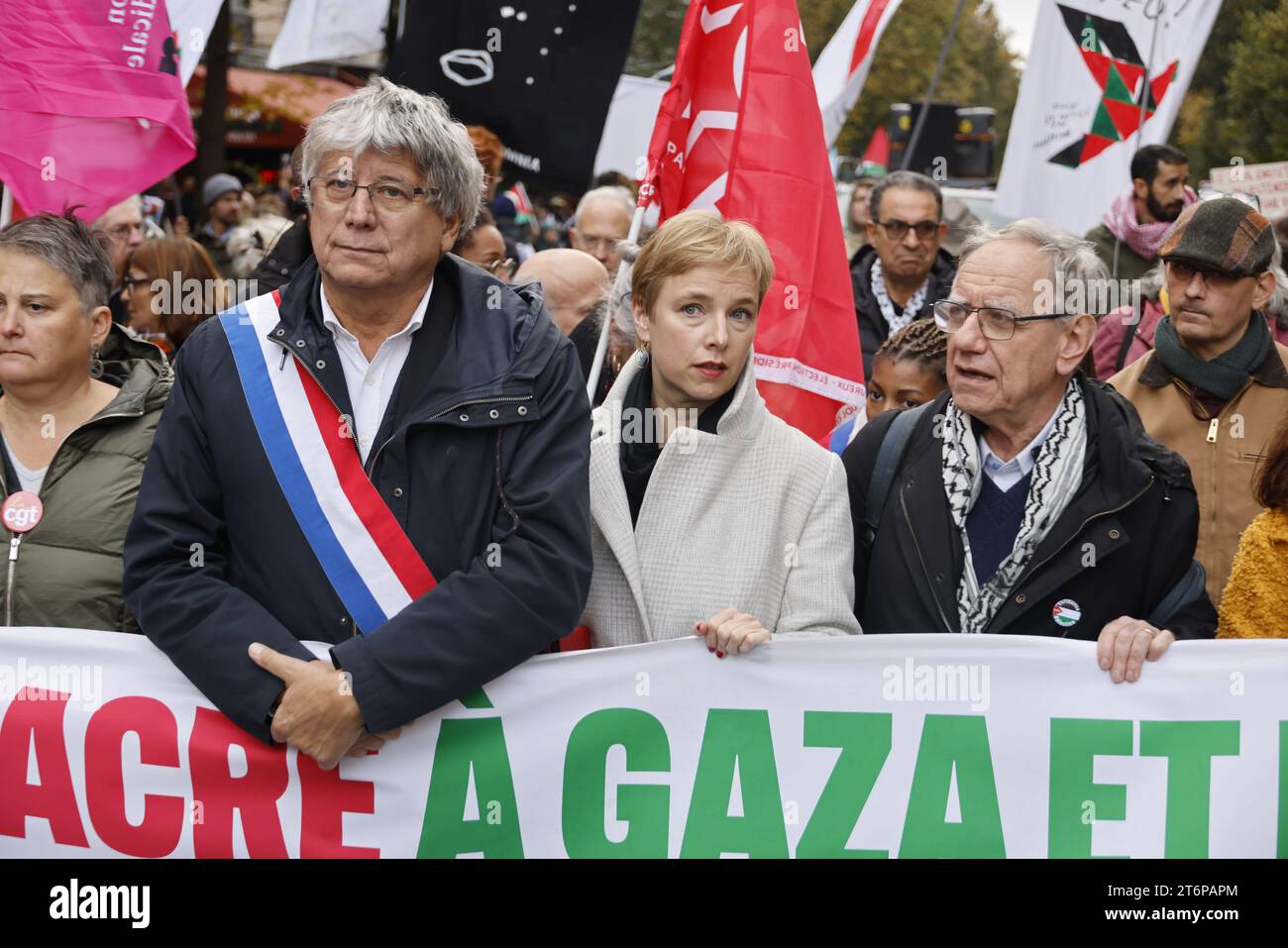 Paris, France. 11 novembre 2023. Eric Coquerel et Clementine Autain assistent à la manifestation pour réclamer un cessez-le-feu immédiat, pour une paix juste et durable entre Palestiniens et Israéliens le 11 novembre 2023 à Paris, en France. Crédit : Bernard Menigault/Alamy Live News Banque D'Images