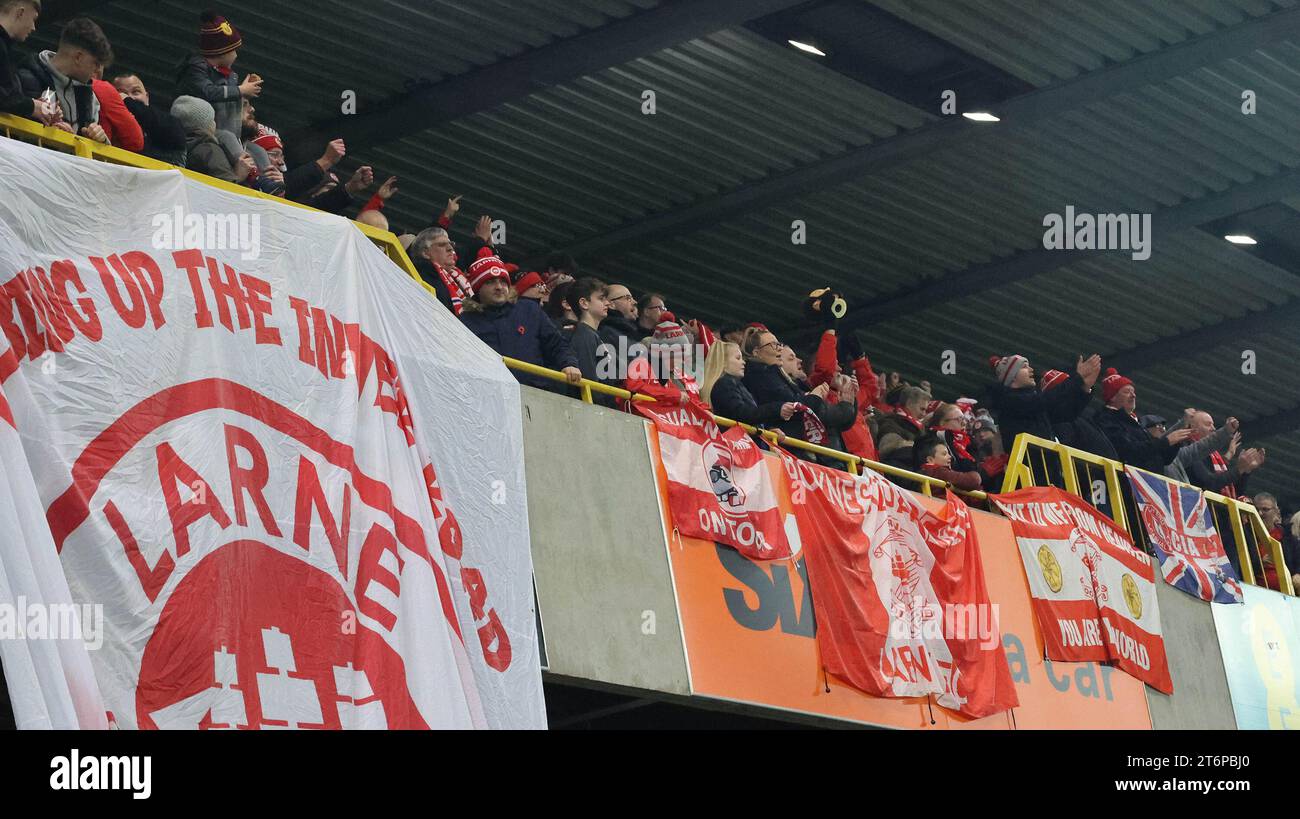 Windsor Park, Belfast, Irlande du Nord, Royaume-Uni. 11 novembre 2023. Sports Direct Premiership – Linfield v Larne. Action de la Premiership irlandaise du match de ce soir à Belfast. (Linfield en bleu). Les fans de Larne célèbrent leur victoire. Crédit : CAZIMB/Alamy Live News. Banque D'Images