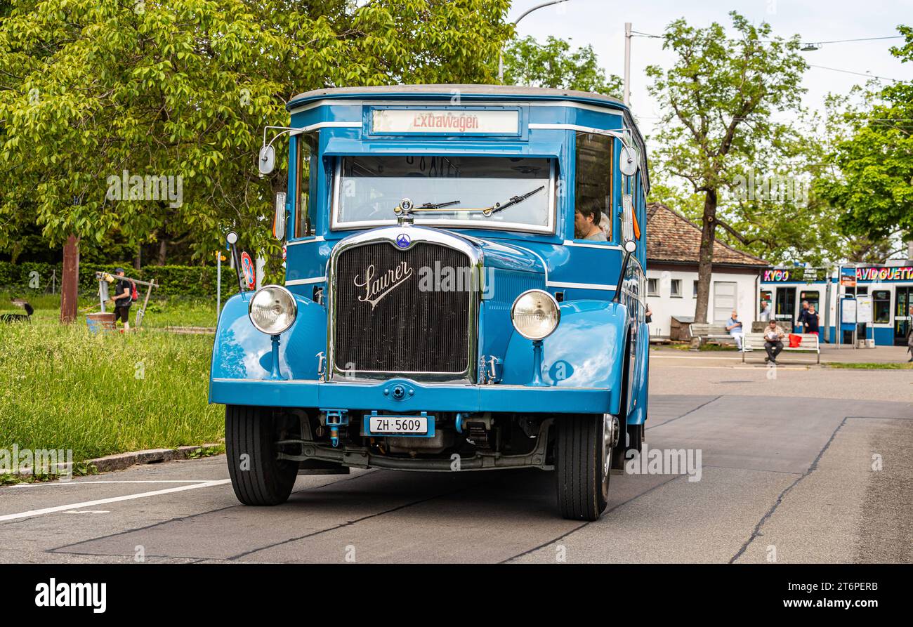 VBZ Saurer autobus Während dem Jubliäumsanlass 175 Jahre Eisenbahn in der Schweiz fährt vom Zürcher Hauptbahnhof zum Zürich Zoo auch ein 1930 erbauter VBZ Saurer 4BLPO 9. Er stand ab 1935 im Autobusbetrieb der Städtischen Strassenbahn Zürich. Zürich, Schweiz, 21.05.2022 *** bus VBZ Saurer A VBZ Saurer 4BLPO 9 construit en 1930 relie également la gare centrale de Zurich au zoo de Zurich lors des célébrations du 175e anniversaire des chemins de fer suisses à partir de 1935, il était en service de bus avec le tramway municipal de Zurich Zurich Zurich, Suisse, 21 05 2022 Banque D'Images