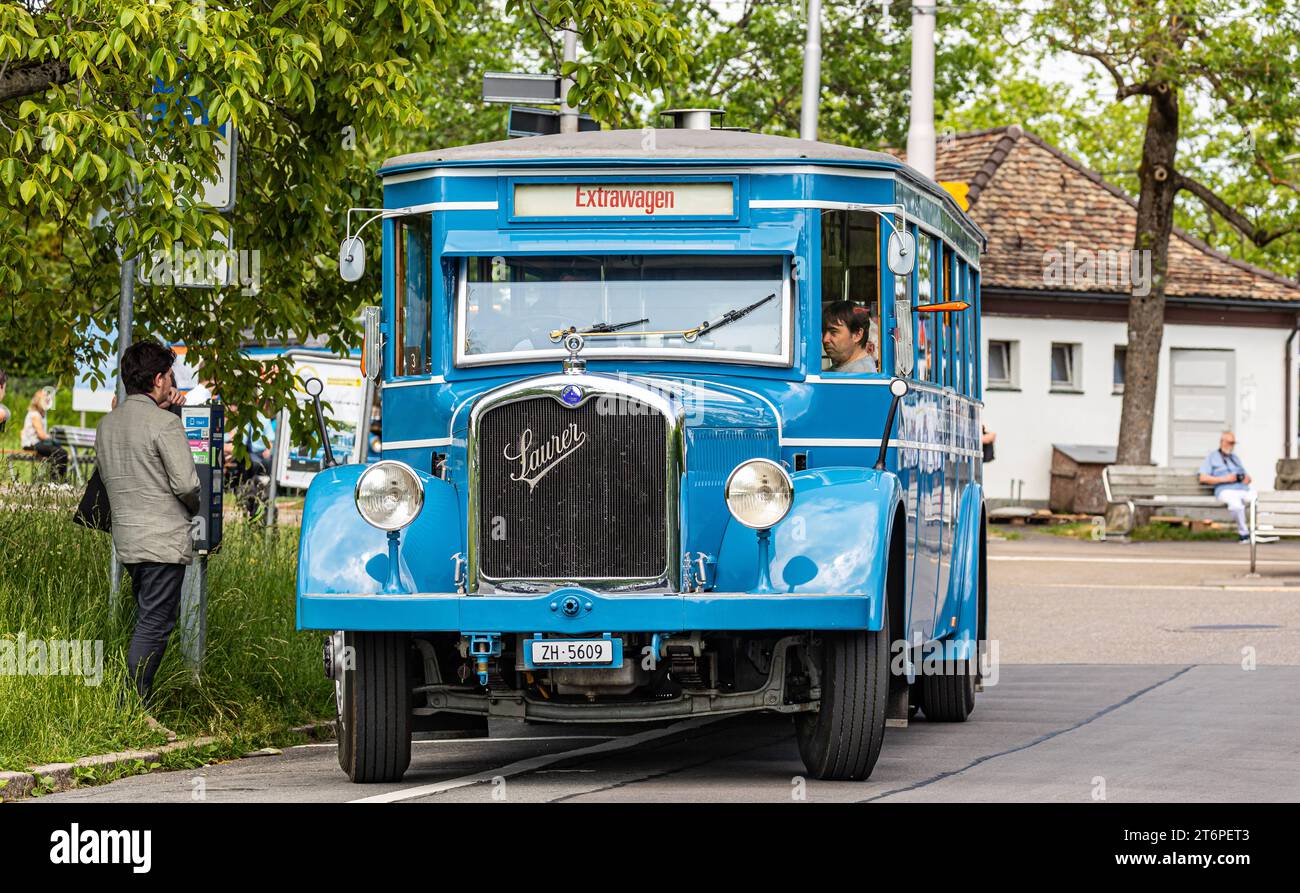 VBZ Saurer autobus Während dem Jubliäumsanlass 175 Jahre Eisenbahn in der Schweiz fährt vom Zürcher Hauptbahnhof zum Zürich Zoo auch ein 1930 erbauter VBZ Saurer 4BLPO 9. Er stand ab 1935 im Autobusbetrieb der Städtischen Strassenbahn Zürich. Zürich, Schweiz, 21.05.2022 *** bus VBZ Saurer A VBZ Saurer 4BLPO 9 construit en 1930 relie également la gare centrale de Zurich au zoo de Zurich lors des célébrations du 175e anniversaire des chemins de fer suisses à partir de 1935, il était en service de bus avec le tramway municipal de Zurich Zurich Zurich, Suisse, 21 05 2022 Banque D'Images