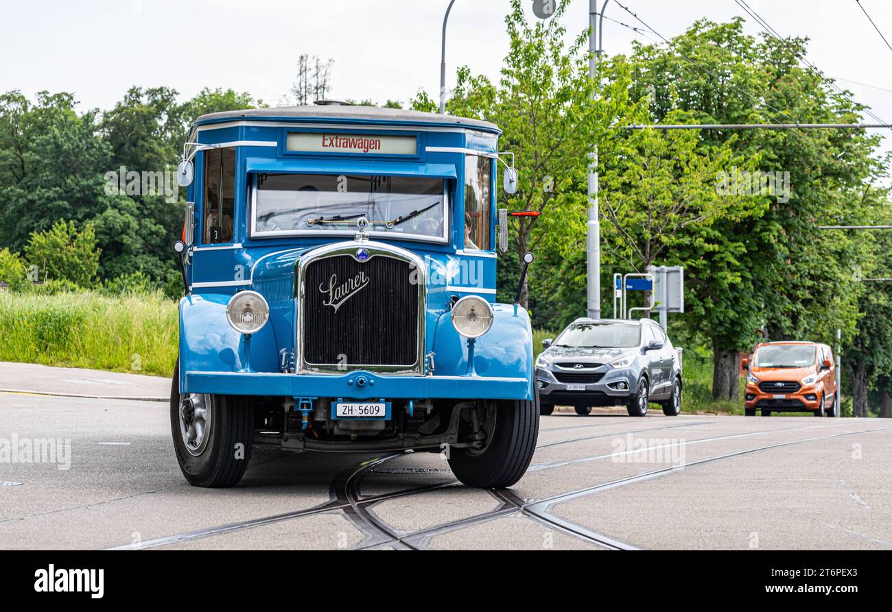 VBZ Saurer autobus Während dem Jubliäumsanlass 175 Jahre Eisenbahn in der Schweiz fährt vom Zürcher Hauptbahnhof zum Zürich Zoo auch ein 1930 erbauter VBZ Saurer 4BLPO 9. Er stand ab 1935 im Autobusbetrieb der Städtischen Strassenbahn Zürich. Zürich, Schweiz, 21.05.2022 *** bus VBZ Saurer A VBZ Saurer 4BLPO 9 construit en 1930 relie également la gare centrale de Zurich au zoo de Zurich lors des célébrations du 175e anniversaire des chemins de fer suisses à partir de 1935, il était en service de bus avec le tramway municipal de Zurich Zurich Zurich, Suisse, 21 05 2022 Banque D'Images