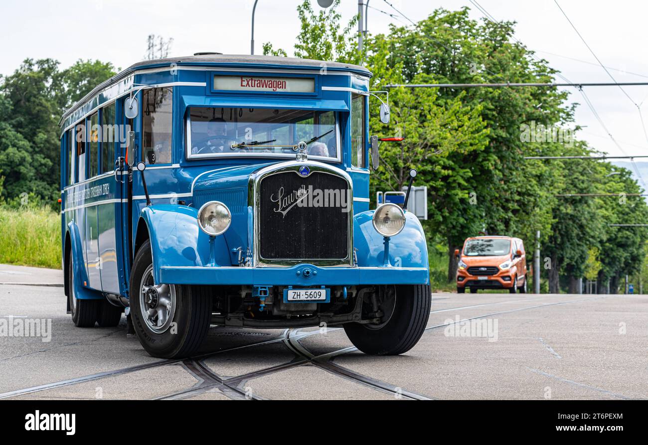 VBZ Saurer autobus Während dem Jubliäumsanlass 175 Jahre Eisenbahn in der Schweiz fährt vom Zürcher Hauptbahnhof zum Zürich Zoo auch ein 1930 erbauter VBZ Saurer 4BLPO 9. Er stand ab 1935 im Autobusbetrieb der Städtischen Strassenbahn Zürich. Zürich, Schweiz, 21.05.2022 *** bus VBZ Saurer A VBZ Saurer 4BLPO 9 construit en 1930 relie également la gare centrale de Zurich au zoo de Zurich lors des célébrations du 175e anniversaire des chemins de fer suisses à partir de 1935, il était en service de bus avec le tramway municipal de Zurich Zurich Zurich, Suisse, 21 05 2022 Banque D'Images