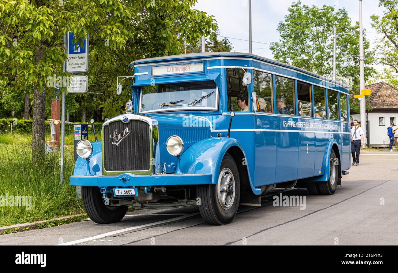 VBZ Saurer autobus Während dem Jubliäumsanlass 175 Jahre Eisenbahn in der Schweiz fährt vom Zürcher Hauptbahnhof zum Zürich Zoo auch ein 1930 erbauter VBZ Saurer 4BLPO 9. Er stand ab 1935 im Autobusbetrieb der Städtischen Strassenbahn Zürich. Zürich, Schweiz, 21.05.2022 *** bus VBZ Saurer A VBZ Saurer 4BLPO 9 construit en 1930 relie également la gare centrale de Zurich au zoo de Zurich lors des célébrations du 175e anniversaire des chemins de fer suisses à partir de 1935, il était en service de bus avec le tramway municipal de Zurich Zurich Zurich, Suisse, 21 05 2022 Banque D'Images