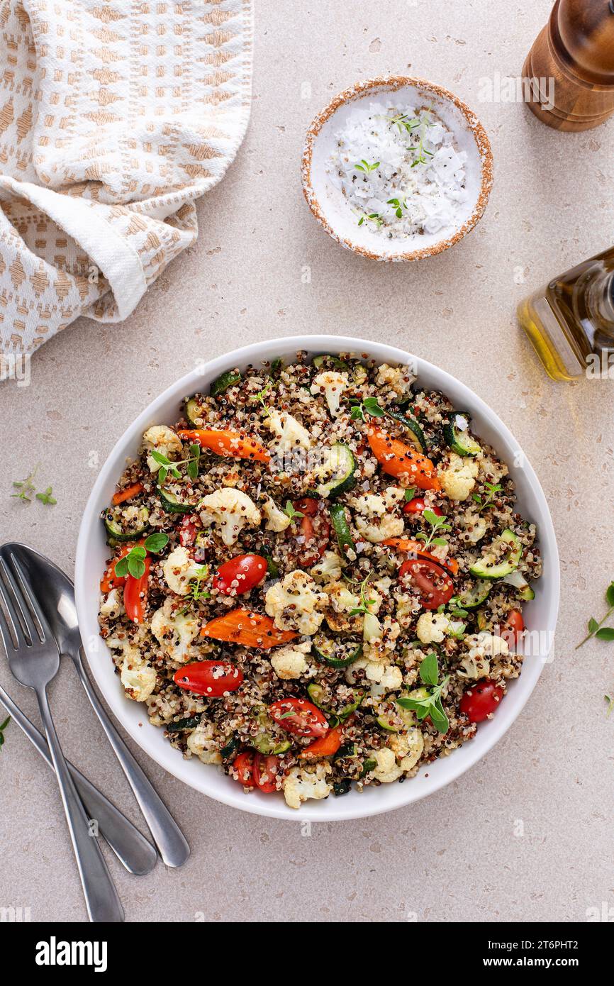 Salade tiède de quinoa avec légumes rôtis et tomates fraîches, idée de plat d'accompagnement sain Banque D'Images