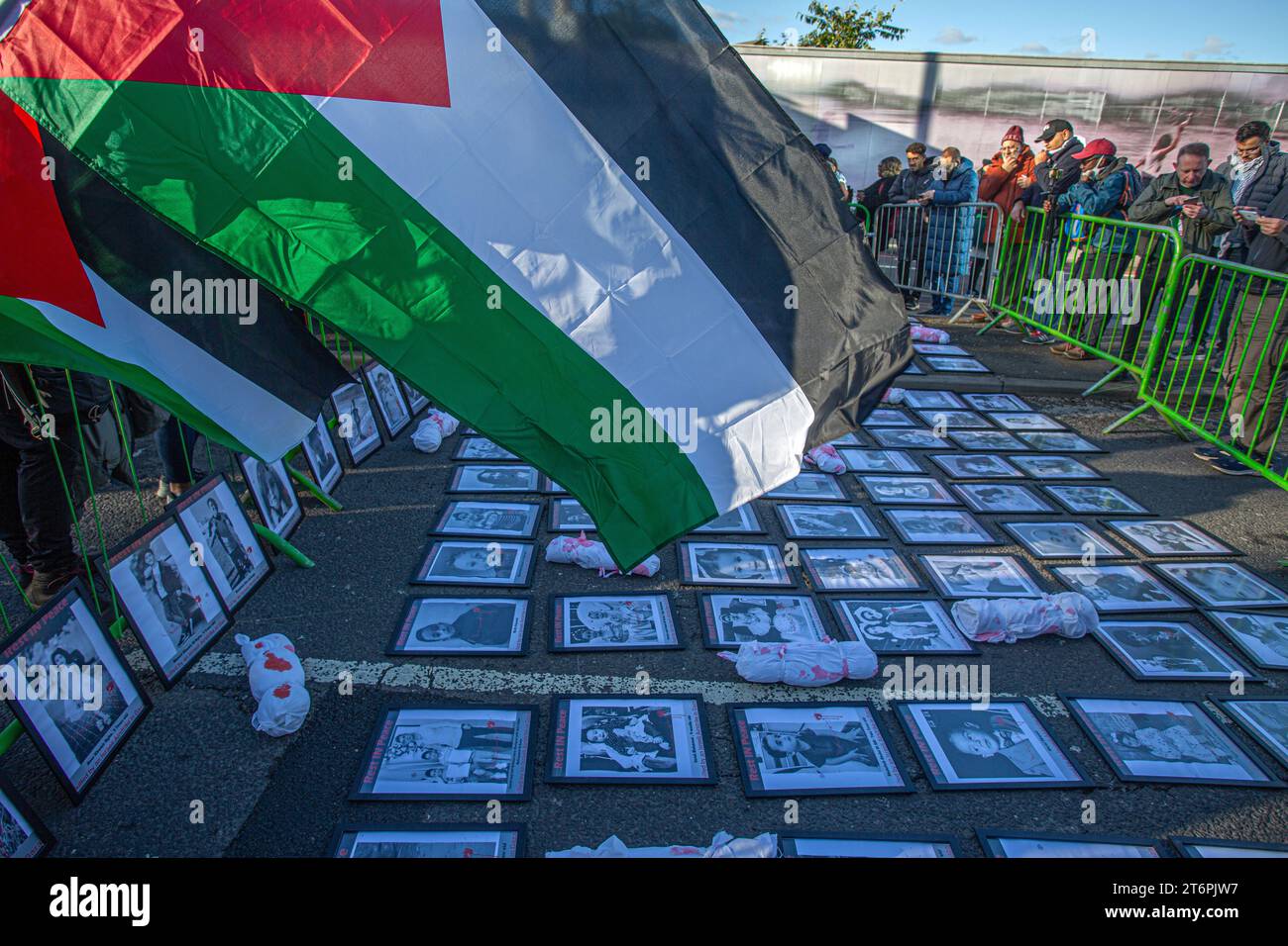 11 novembre 2023. Londres, Royaume-Uni.photos d'enfants tués à Gaza placés par des manifestants devant Nine Elms le jour de l'Armistice appelant à un cessez-le-feu immédiat au Moyen-Orient, où des milliers de civils innocents, dont de nombreux enfants, sont morts à la fois dans l'attaque du Hamas contre Israël et dans des attaques aériennes extrêmement punitives qui ont dévasté de vastes zones de Gaza.Credit image : © Horst Friedrichs Banque D'Images