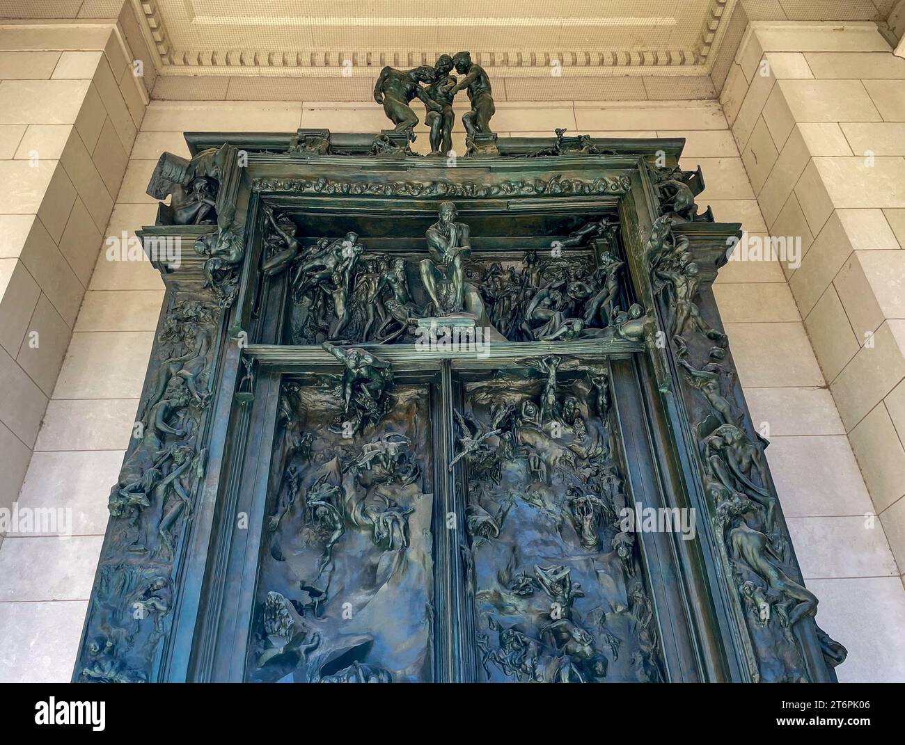 Philadelphie, PA – États-Unis – 13 octobre 2023 image horizontale en gros plan des portes de bronze d’Auguste Rodin, les portes de l’enfer, à l’entrée du musée Rodin en P. Banque D'Images