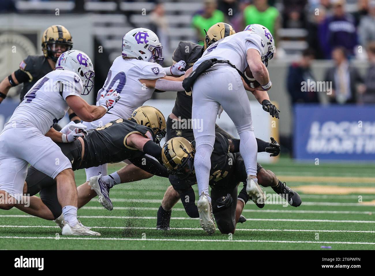 11 novembre 2023 : le dos défensif des Black Knights Bo Nicolas-Paul (2) termine le quarterback des Holy Cross Crusaders Matthew Sluka (9) lors du match de football NCAA entre les Holy Cross Crusaders et les Black Knights au Michie Stadium de West point, NY. Mike Langish/CSM Banque D'Images 11 novembre 2023 : le dos défensif des Black Knights Bo Nicolas-Paul (2) termine le quarterback des Holy Cross Crusaders Matthew Sluka (9) lors du match de football NCAA entre les Holy Cross Crusaders et les Black Knights au Michie Stadium de West point, NY. Mike Langish/CSM Banque D'Images
