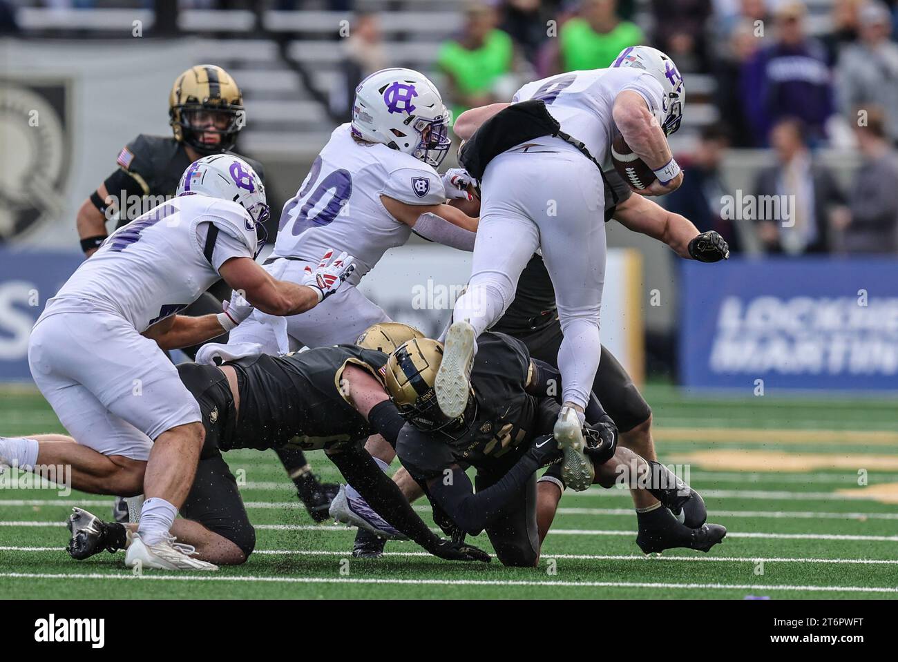 11 novembre 2023 : le dos défensif des Black Knights Bo Nicolas-Paul (2) termine le quarterback des Holy Cross Crusaders Matthew Sluka (9) lors du match de football NCAA entre les Holy Cross Crusaders et les Black Knights au Michie Stadium de West point, NY. Mike Langish/CSM Banque D'Images 11 novembre 2023 : le dos défensif des Black Knights Bo Nicolas-Paul (2) termine le quarterback des Holy Cross Crusaders Matthew Sluka (9) lors du match de football NCAA entre les Holy Cross Crusaders et les Black Knights au Michie Stadium de West point, NY. Mike Langish/CSM Banque D'Images
