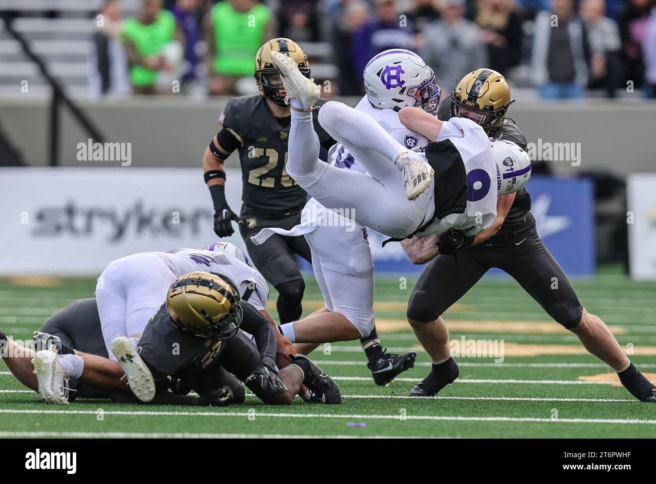 11 novembre 2023 : le dos défensif des Black Knights Bo Nicolas-Paul (2) termine le quarterback des Holy Cross Crusaders Matthew Sluka (9) lors du match de football NCAA entre les Holy Cross Crusaders et les Black Knights au Michie Stadium de West point, NY. Mike Langish/CSM Banque D'Images 11 novembre 2023 : le dos défensif des Black Knights Bo Nicolas-Paul (2) termine le quarterback des Holy Cross Crusaders Matthew Sluka (9) lors du match de football NCAA entre les Holy Cross Crusaders et les Black Knights au Michie Stadium de West point, NY. Mike Langish/CSM Banque D'Images