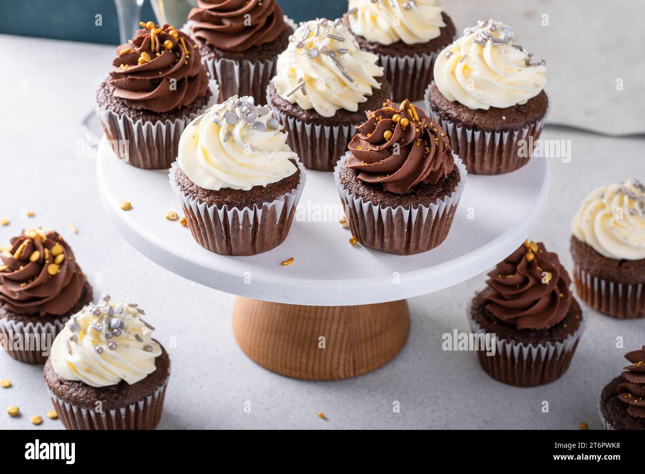 Cupcakes de fête de la Saint-Sylvestre avec glaçage vanille et chocolat et saupoudrages pétillants festifs Banque D'Images