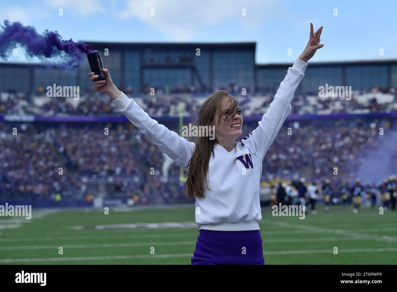 November 11, 2023: Washington cheerleader gets the crowd going before the NCAA football game between the Utah Utes and Washington Huskies at Husky Stadium in Seattle, WA. Steve Faber/CSM (Credit Image: © Steve Faber/Cal Sport Media) (Cal Sport Media via AP Images) Banque D'Images