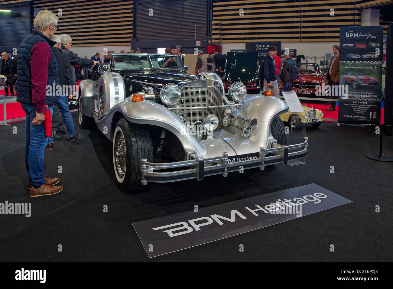LYON, le 10 novembre 2023 : le salon Epoqu Auto est organisé depuis 1979 et réunit une prestigieuse collection de voitures anciennes, de nombreux exposants, Banque D'Images