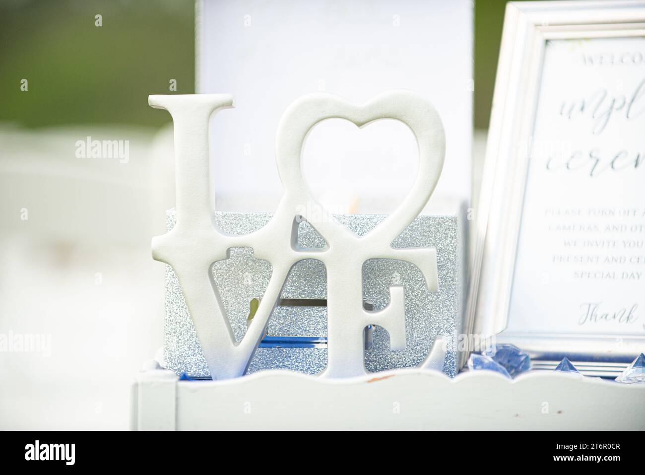 Porcelein Love signe avec lettres jalonnées et conception de formes de chaleur à la cérémonie de mariage Banque D'Images