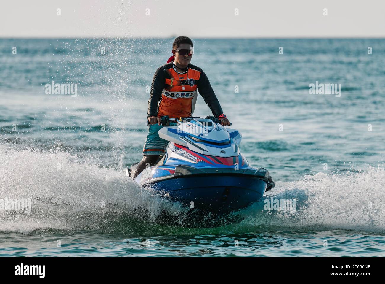 Jeune garçon conduire jet ski en pleine mer. Station balnéaire tropicale. Gros plan. PHUKET, THAÏLANDE - 30 AVRIL 2023 Banque D'Images