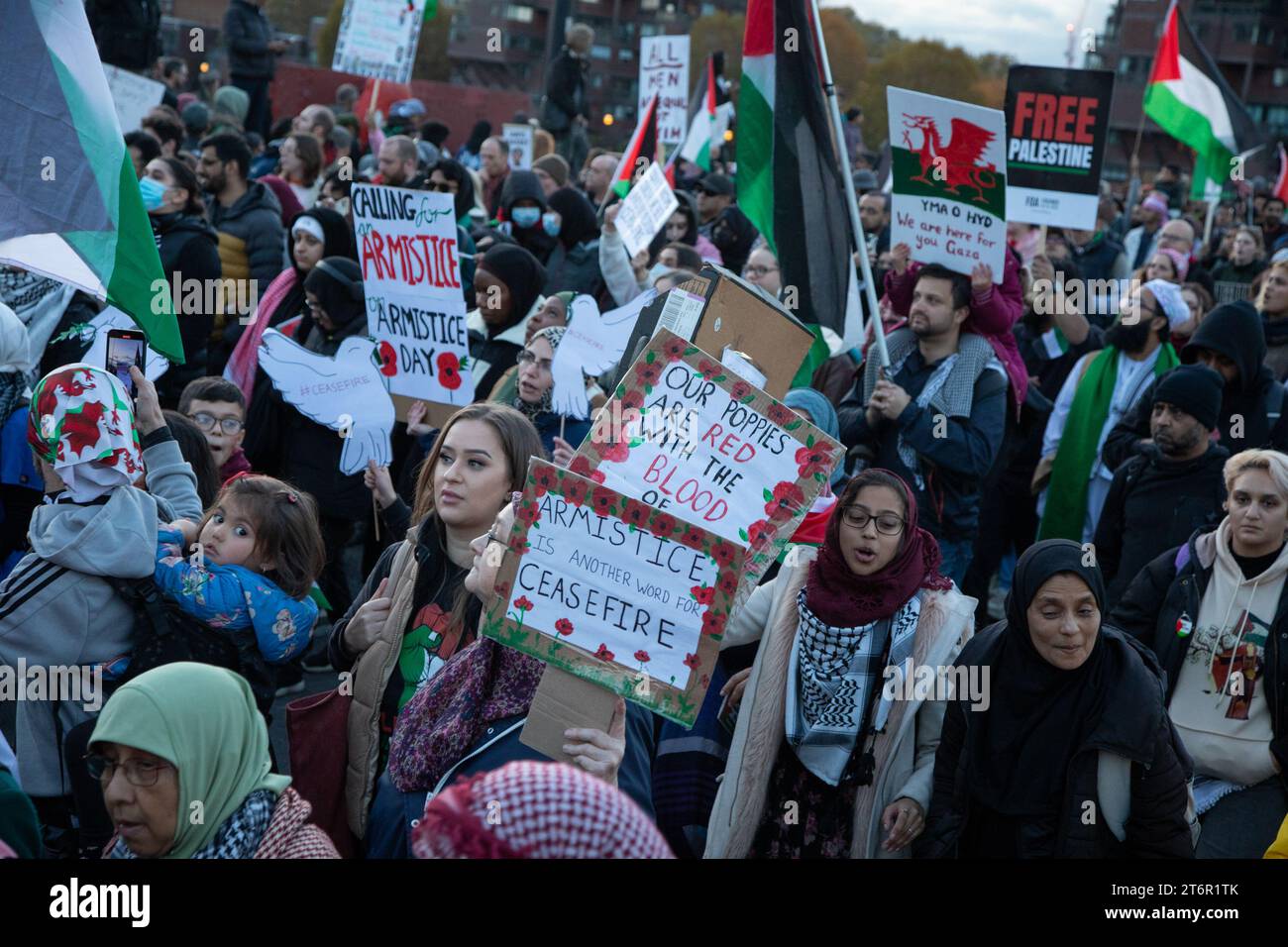 Londres, Royaume-Uni. 11 novembre 2023. Des centaines de milliers de manifestants se sont réunis le jour de l'Armistice pour appeler à un cessez-le-feu immédiat au Moyen-Orient, où des milliers de civils innocents, dont de nombreux enfants, sont morts à la fois dans l'attaque du Hamas contre Israël et dans les frappes aériennes ultérieures d'Israël qui ont dévasté de vastes zones de Gaza. Kiki Streitberger/Alamy Live News Banque D'Images