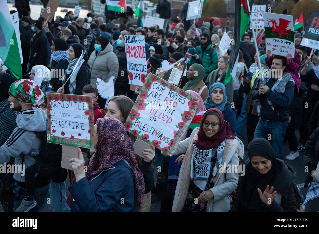 Londres, Royaume-Uni. 11 novembre 2023. Des centaines de milliers de manifestants se sont réunis le jour de l'Armistice pour appeler à un cessez-le-feu immédiat au Moyen-Orient, où des milliers de civils innocents, dont de nombreux enfants, sont morts à la fois dans l'attaque du Hamas contre Israël et dans les frappes aériennes ultérieures d'Israël qui ont dévasté de vastes zones de Gaza. Kiki Streitberger/Alamy Live News Banque D'Images