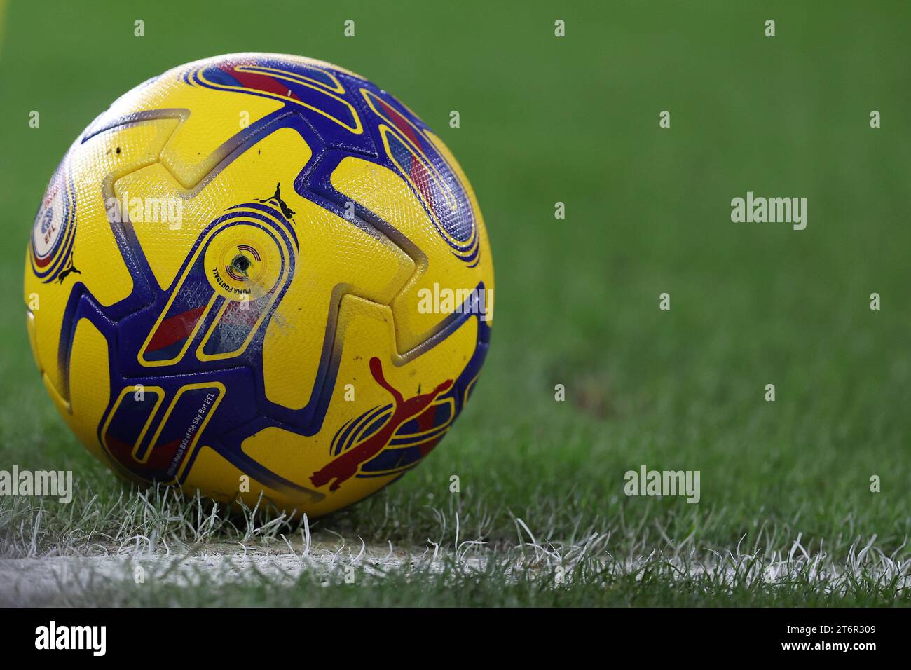 Match ball. Match de championnat EFL Skybet, Cardiff City contre Norwich City au Cardiff City Stadium à Cardiff, pays de Galles, le samedi 11 novembre 2023. Cette image ne peut être utilisée qu'à des fins éditoriales. À usage éditorial uniquement, photo d'Andrew Orchard/Andrew Orchard photographie sportive/Alamy Live news Banque D'Images