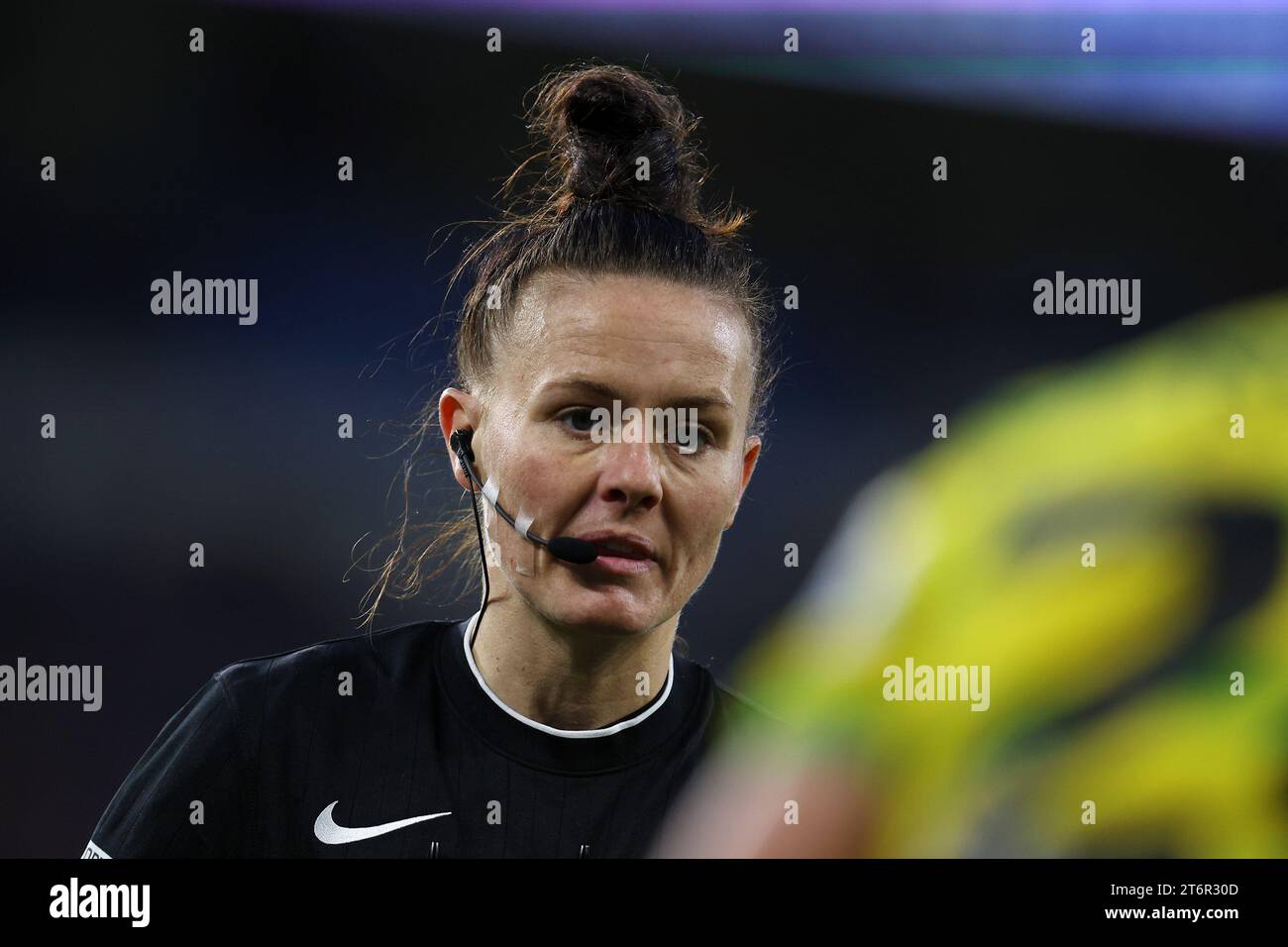 L'arbitre Rebecca Welch regarde. Match de championnat EFL Skybet, Cardiff City contre Norwich City au Cardiff City Stadium à Cardiff, pays de Galles, le samedi 11 novembre 2023. Cette image ne peut être utilisée qu'à des fins éditoriales. À usage éditorial uniquement, photo d'Andrew Orchard/Andrew Orchard photographie sportive/Alamy Live news Banque D'Images