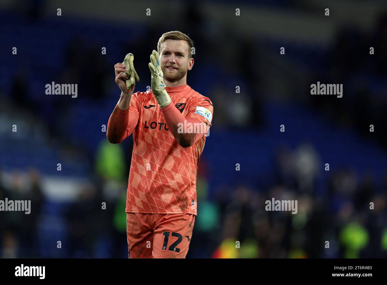 Geroge long, le gardien de Norwich City à la fin du match. Match de championnat EFL Skybet, Cardiff City contre Norwich City au Cardiff City Stadium à Cardiff, pays de Galles, le samedi 11 novembre 2023. Cette image ne peut être utilisée qu'à des fins éditoriales. À usage éditorial uniquement, photo d'Andrew Orchard/Andrew Orchard photographie sportive/Alamy Live news Banque D'Images