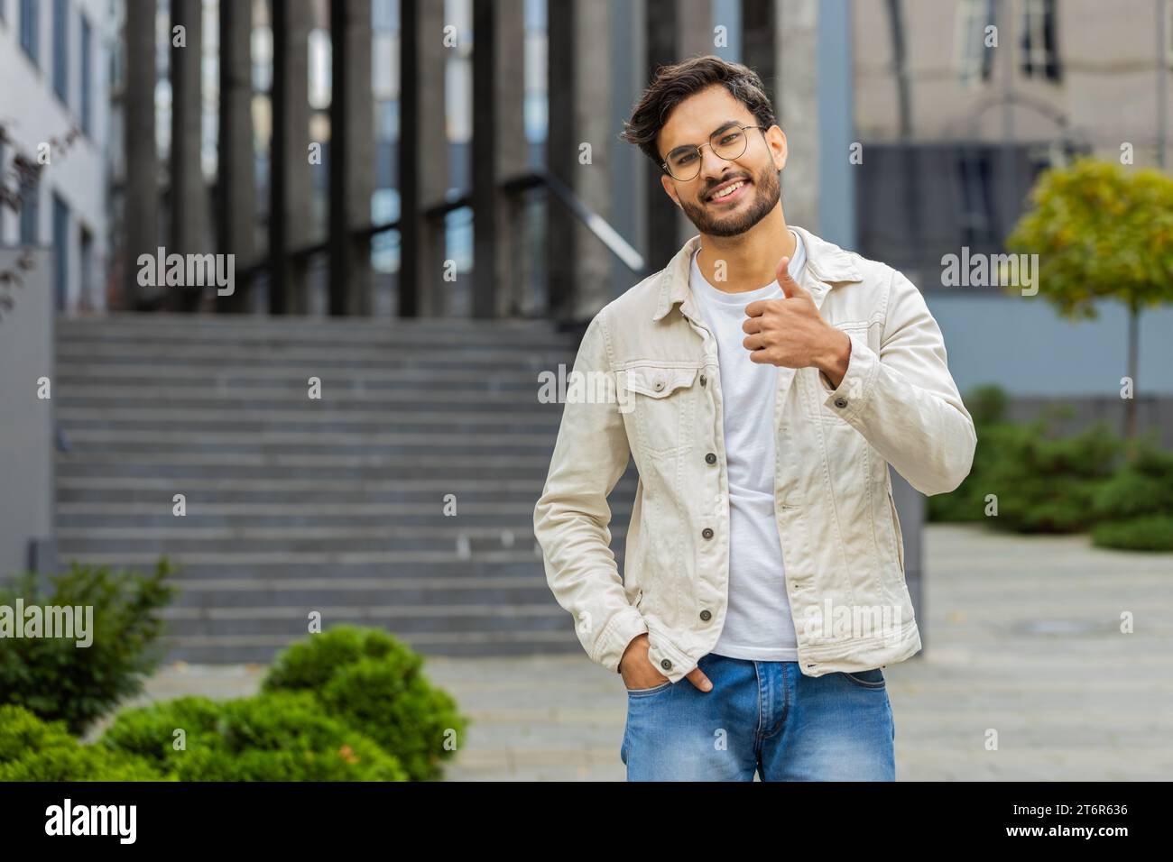 J'aime. Homme indien heureux soulève les pouces vers le haut est d'accord avec quelque chose donne une réponse positive recommande la publicité aime bonne idée rétroaction célébrant la victoire de succès. Gars arabe dans la rue de la ville. Copy-space Banque D'Images
