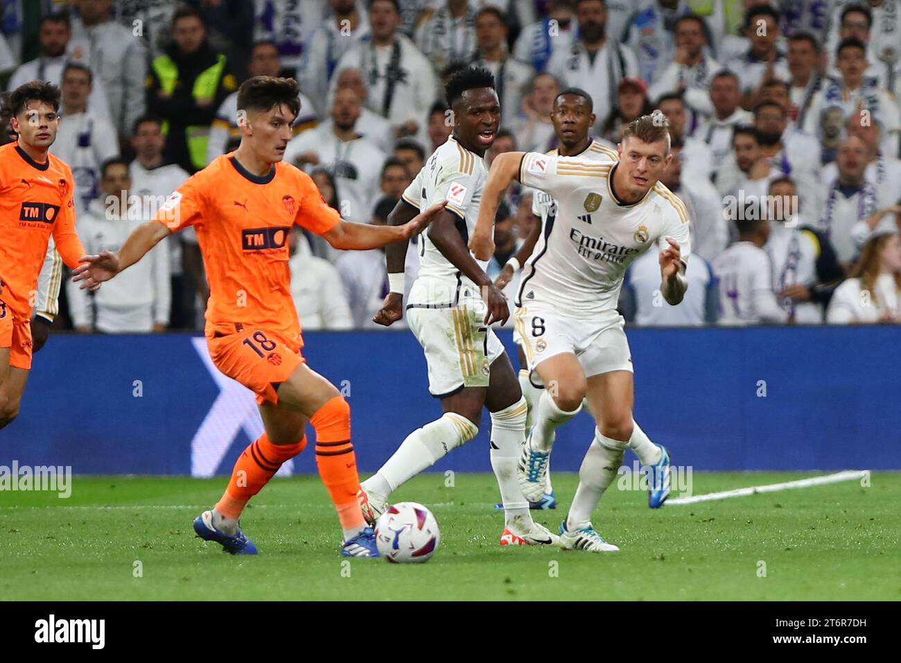 Le Pepelu (G) de Valence et le Toni Kroos (R) du Real Madrid en action lors de la Liga EA Sports Match Day 13 entre le Real Madrid et Valence au stade Santiago Bernabeu de Madrid, Espagne, le 12 novembre 2023. Banque D'Images