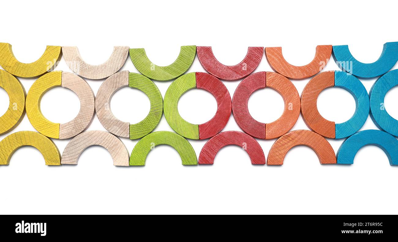 Pièces de jeu en bois coloré isolé sur blanc, vue de dessus. Jouet éducatif pour le développement de la motricité Banque D'Images