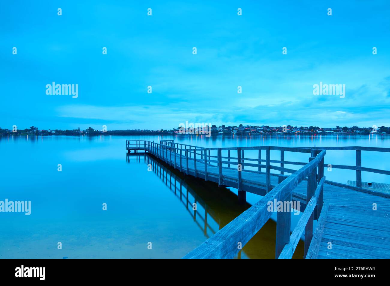 Des tons bleu clair au crépuscule à Shelley Beach Park Jetty sur la rivière Canning, Perth, Australie occidentale. Banque D'Images