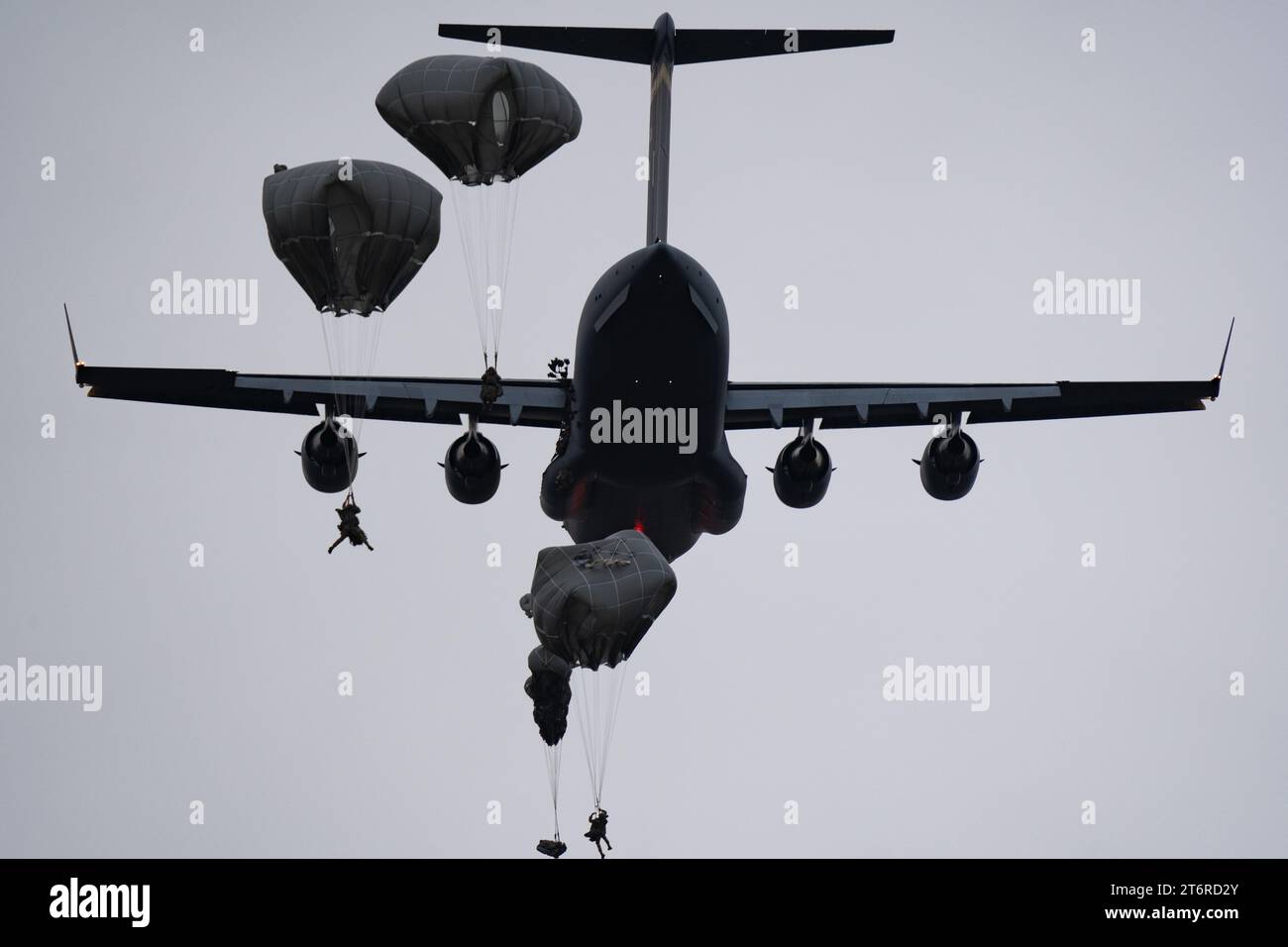 2 novembre 2023 - base interarmées Elmendorf-Richardson, Alaska, États-Unis - les parachutistes de l'armée américaine avec le 1e bataillon, 501e régiment d'infanterie parachutiste, 2e brigade d'infanterie (aéroportée), 11e division aéroportée Arctic Angels descendent après avoir sauté d'un C-17 Globemaster III affecté à la 176e escadre de la base interarmées Elmendorf-Richardson, Alaska, alors qu’il menait une opération conjointe d’entrée forcée à Malemute Drop zone, JBER, au cours de l’exercice Arctic Aloha, le 2 novembre 2023. Arctic Aloha est un exercice conjoint de l'Armée de terre et de la Force aérienne conçu pour préparer les parachutistes de la 11e division aéroportée à un exercice décisif Banque D'Images