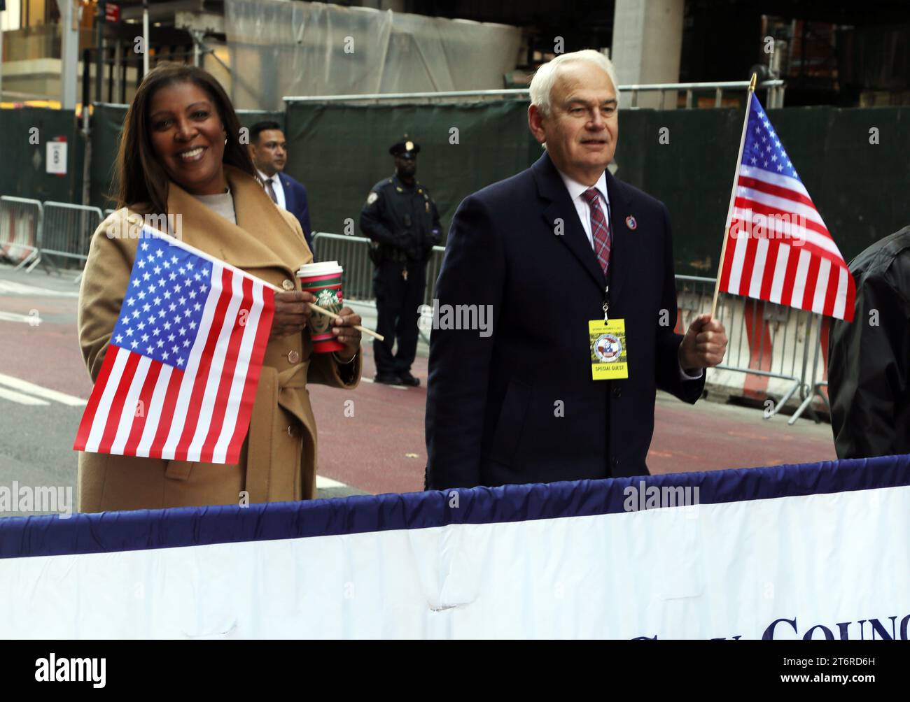 NEW YORK, NEW YORK- NOVEMBRE 11 : le maire de New York Eric Adams, le premier commissaire adjoint de la police de New York Tania Kinsella, le PDG du projet Wounded Warrior, le lieutenant général Mike Linnington, le procureur général de l'État de New York Leticia James, le membre du conseil municipal de New York Robert Holden et les membres du service (Armée, Marine, Force aérienne, Marines, Force spatiale, patrouille aérienne civile, Garde côtière) et d'autres participent au défilé de la Journée des anciens combattants 2023, le 11 novembre 2023 à New York. Chris Moore/MediaPunch Banque D'Images