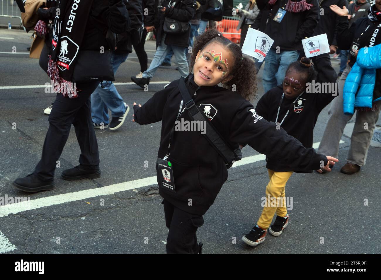 11 novembre 2023, New York, New York, États-Unis : des dizaines de milliers de personnes ont défilé lors de la 104th NYC Veterans Day Parade marchant sur la Cinquième Avenue. Des milliers de spectateurs le long des lignes de touche ont montré leur gratitude pour ceux qui ont servi en agitant des drapeaux américains et en portant du rouge blanc et du bleu. Marcheurs avec le projet Wounded Warrior. (Image de crédit : © Milo Hess/ZUMA Press Wire) USAGE ÉDITORIAL SEULEMENT! Non destiné à UN USAGE commercial ! Banque D'Images