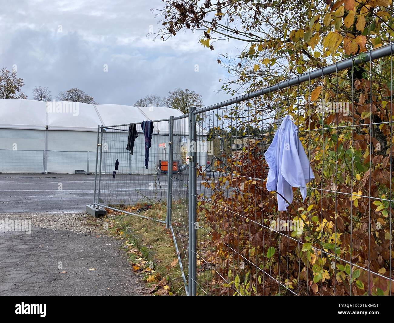 PRODUCTION - 09 novembre 2023, Rhénanie-Palatinat, Hermeskeil : une clôture sur le terrain du centre d'accueil pour demandeurs d'asile (AFA) à Hermeskeil (sur dpa 'à la limite - appel pour plus de structures d'accueil pour les réfugiés') photo : Birgit Reichert/dpa Banque D'Images