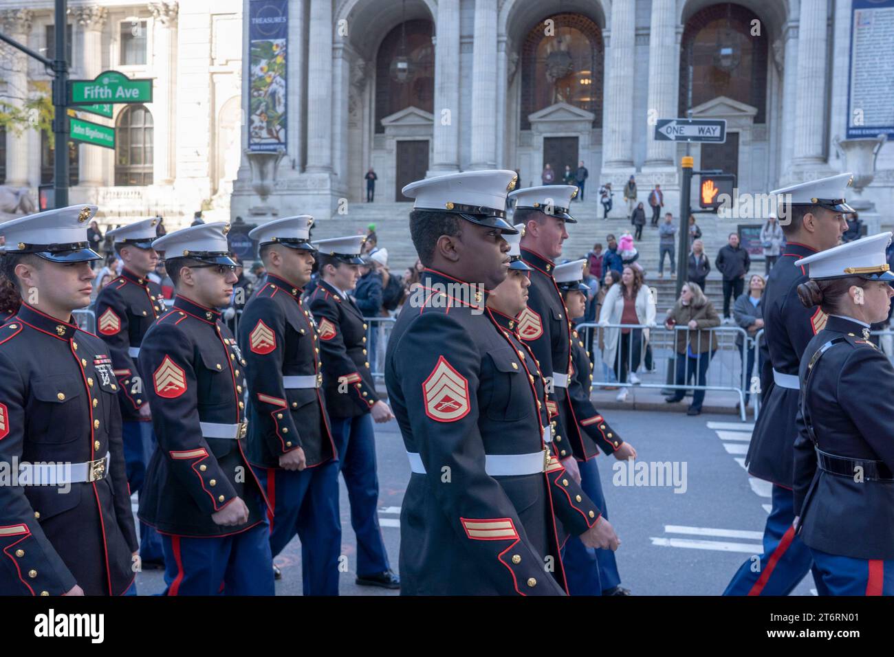 11 novembre 2023, New York, New York, États-Unis : parade de la journée des vétérans&#39;s tenue à New York. 11 novembre 2023, New York, New York, États-Unis : des membres des Marines américains participent au défilé annuel de la Journée des vétérans le 11 novembre 2023 à New York. Des centaines de personnes ont bordé la 5e Avenue pour assister au plus grand défilé de la Journée des anciens combattants aux États-Unis. Cette année, l’événement comprenait des vétérans, des soldats actifs, des policiers, des pompiers et des dizaines de groupes scolaires participant à la parade qui honore les hommes et les femmes qui ont servi et sacrifié pour le pays. (Crédit : M10S / TH Banque D'Images