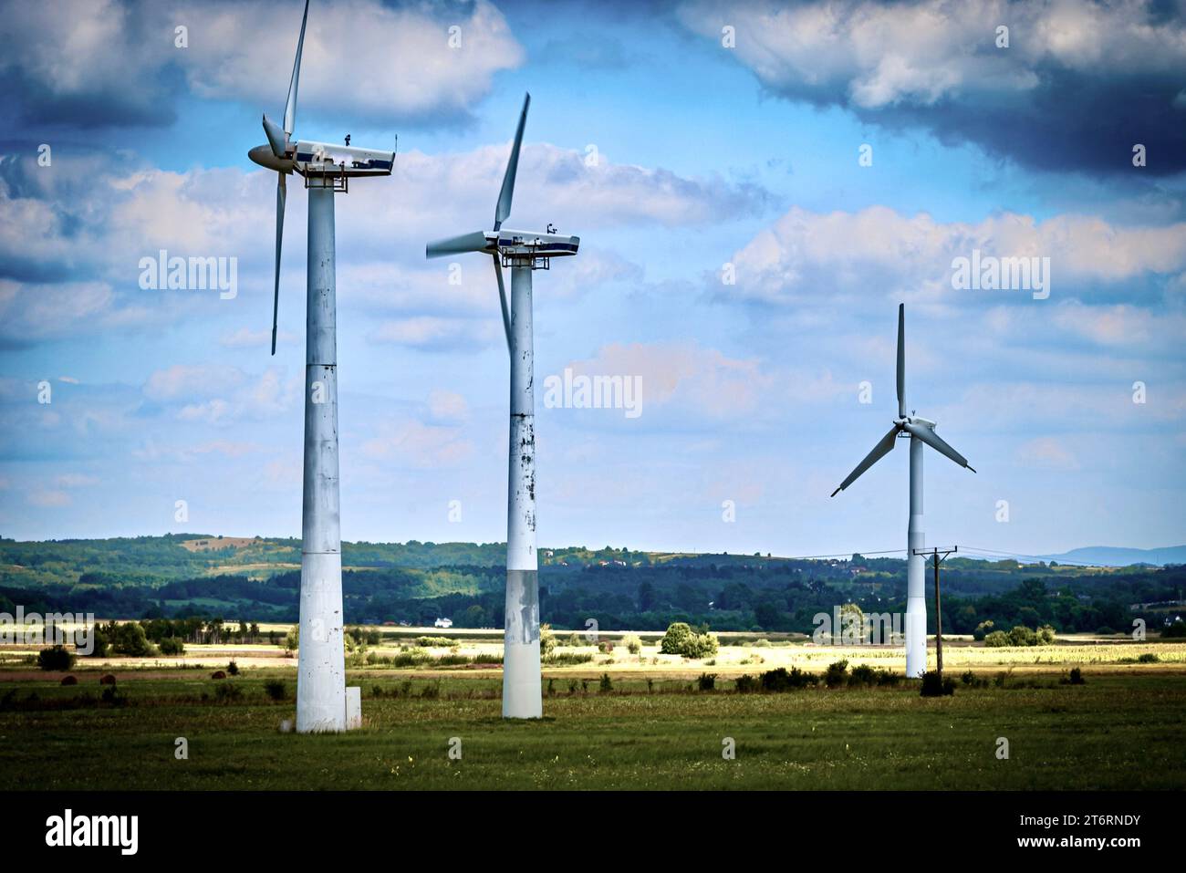 Éoliennes dans le paysage d'automne. Source d'énergie alternative pour la production d'électricité. Banque D'Images