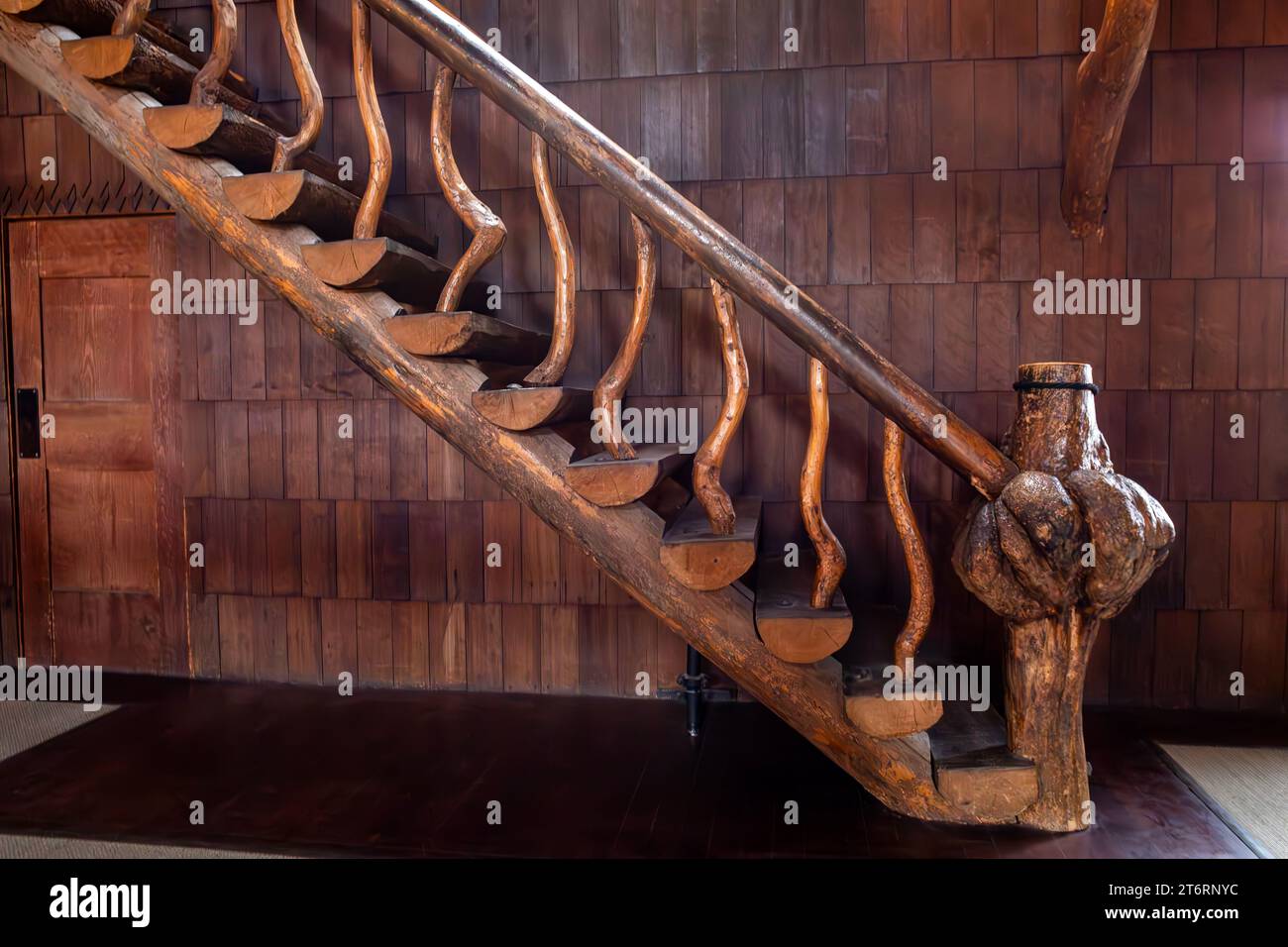WY05786-00...WYOMING - escalier rustique magnifiquement créé menant au deuxième balcon de l'Old Faithful Inn dans le parc national de Yellowstone. Banque D'Images