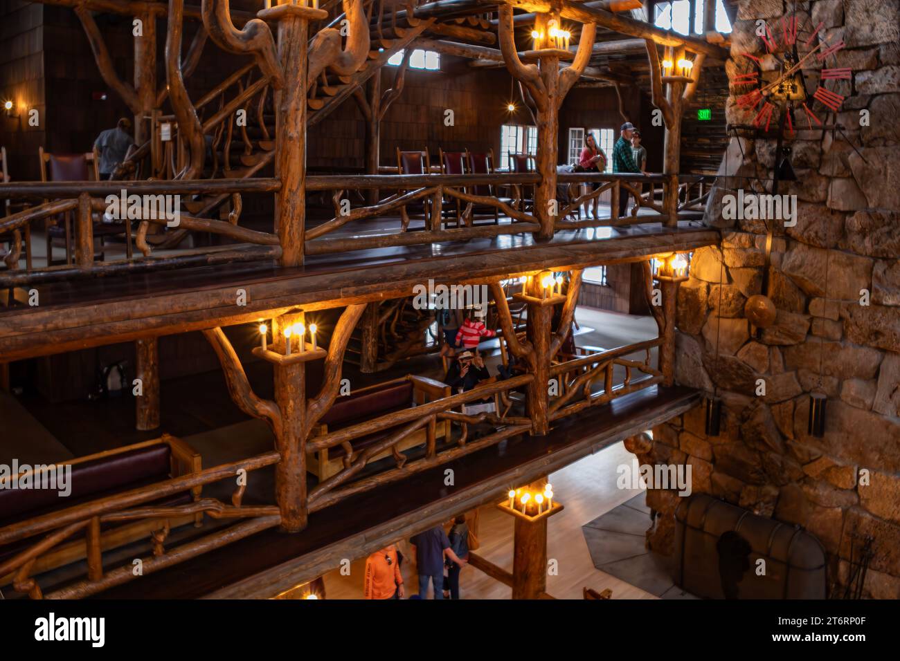 WY05787-00...WYOMING - intérieur du Old Faithful Inn dans le parc national de Yellowstone, photographié avec un Lensbaby Velvet 28. Banque D'Images