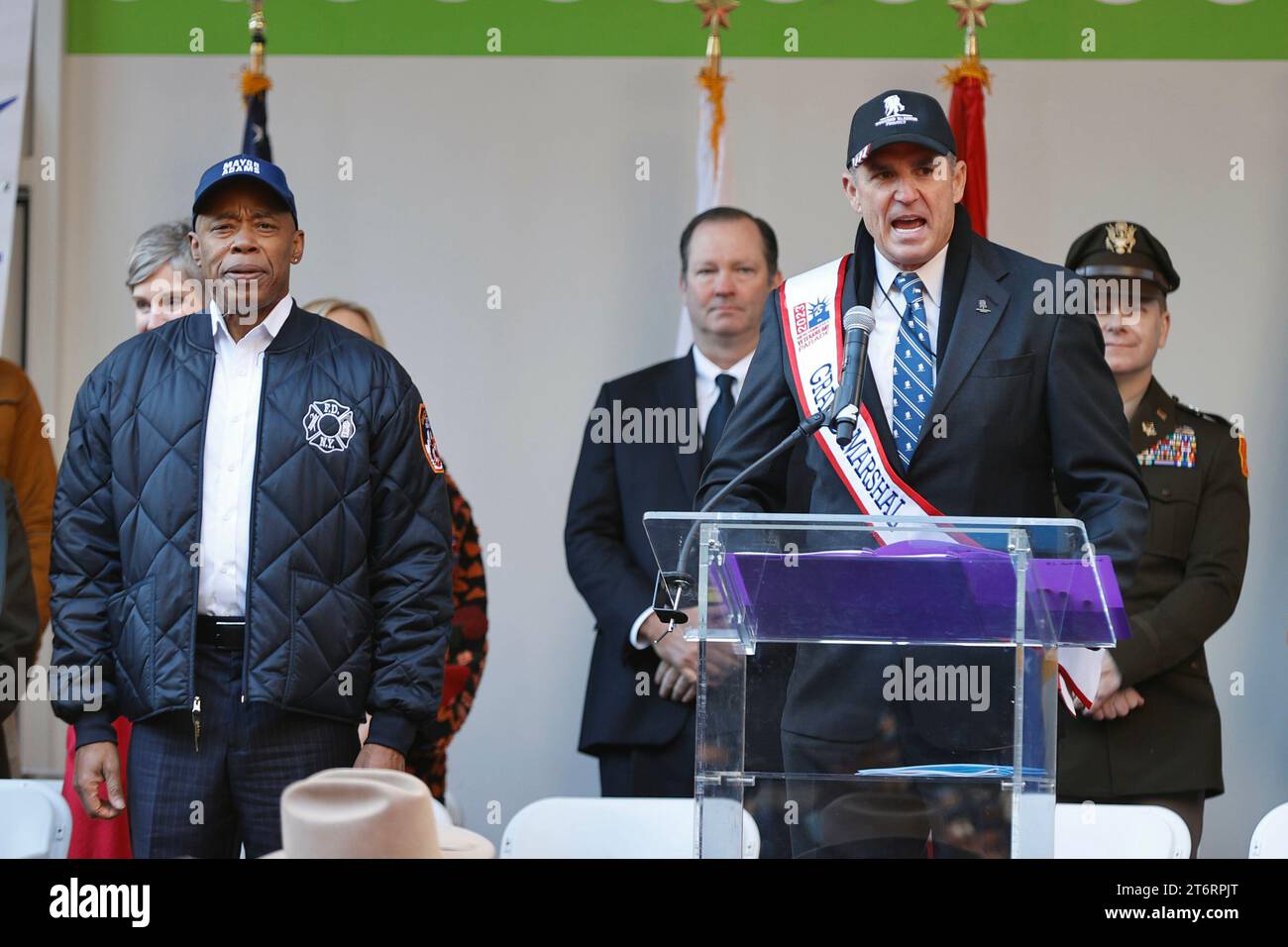 Fifth Avenue, New York, États-Unis, 11 novembre 2023 - le maire Adams, grand maréchal, le lieutenant général de l'armée, Michael Linnington (PDG du Wounded Warrior Project) et des invités lors de la 104e parade annuelle de la Journée des vétérans de la ville de New York à New York. Photo : Luiz Rampelotto/EuropaNewswire Banque D'Images