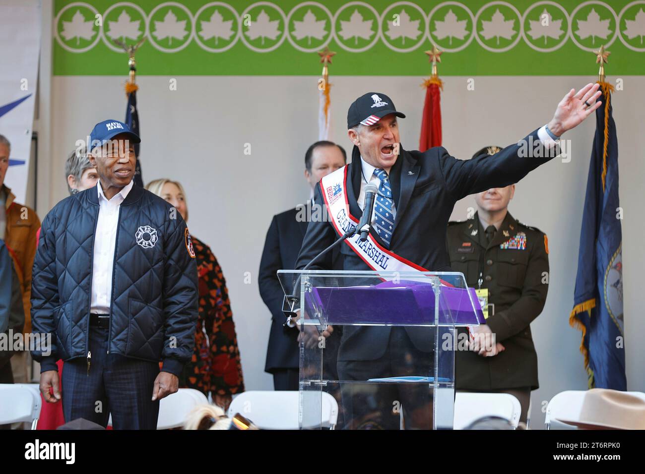 Fifth Avenue, New York, États-Unis, 11 novembre 2023 - le maire Adams, grand maréchal, le lieutenant général de l'armée, Michael Linnington (PDG du Wounded Warrior Project) et des invités lors de la 104e parade annuelle de la Journée des vétérans de la ville de New York à New York. Photo : Luiz Rampelotto/EuropaNewswire Banque D'Images