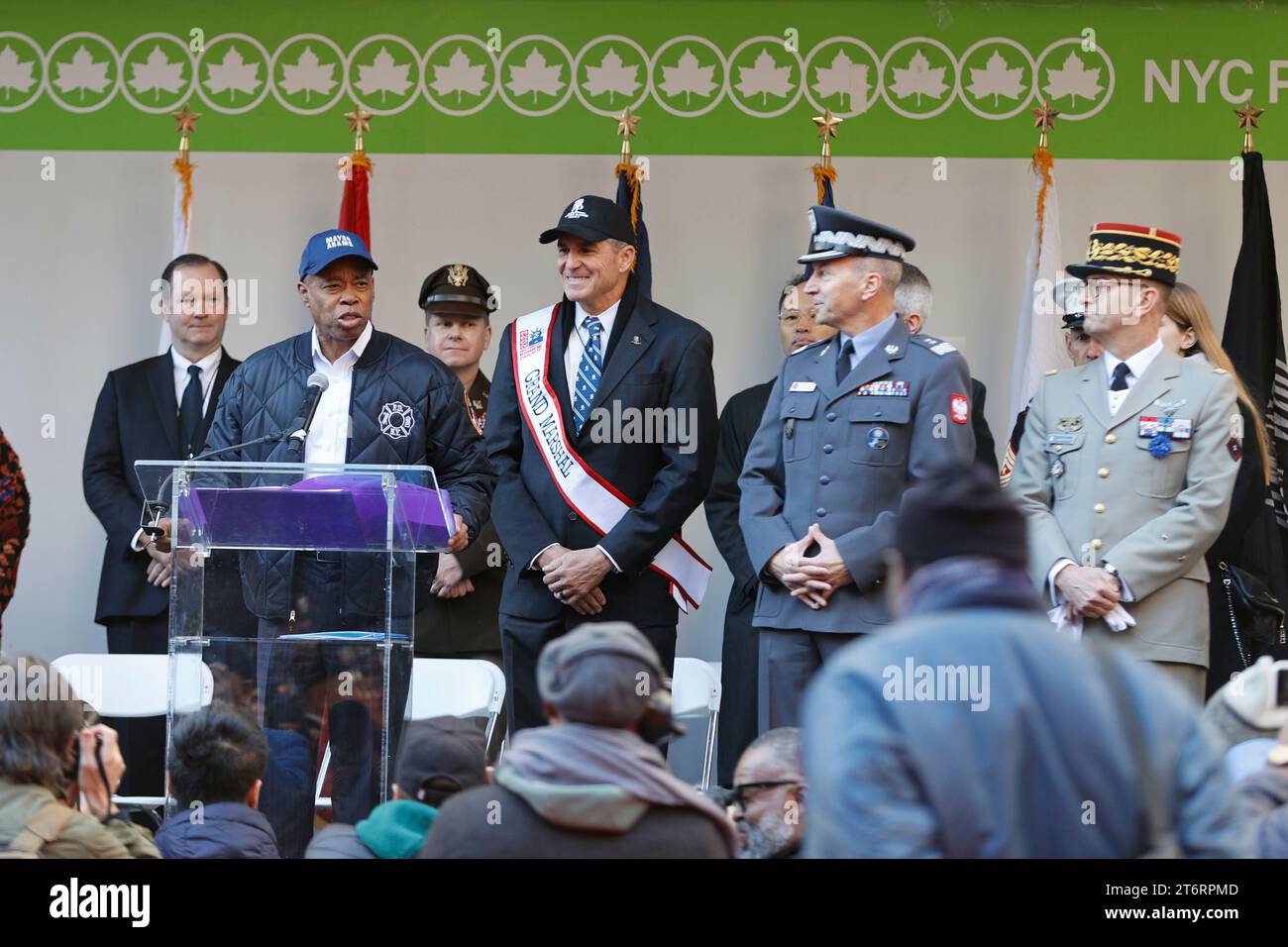 Fifth Avenue, New York, États-Unis, 11 novembre 2023 - le maire Adams, grand maréchal, le lieutenant général de l'armée, Michael Linnington (PDG du Wounded Warrior Project) et des invités lors de la 104e parade annuelle de la Journée des vétérans de la ville de New York à New York. Photo : Luiz Rampelotto/EuropaNewswire Banque D'Images