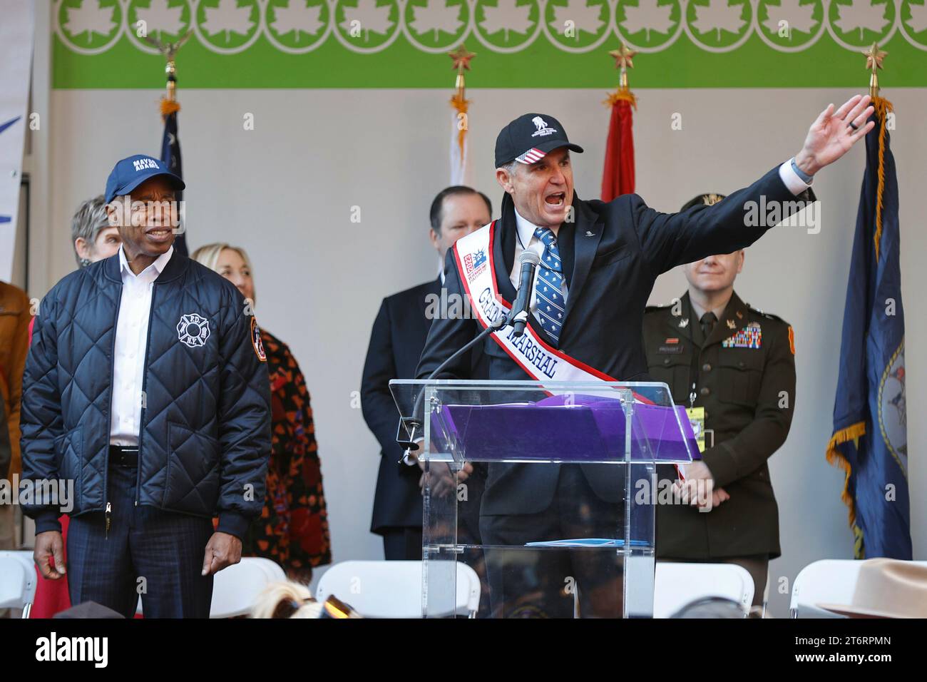 Fifth Avenue, New York, États-Unis, 11 novembre 2023 - le maire Adams, grand maréchal, le lieutenant général de l'armée, Michael Linnington (PDG du Wounded Warrior Project) et des invités lors de la 104e parade annuelle de la Journée des vétérans de la ville de New York à New York. Photo : Luiz Rampelotto/EuropaNewswire Banque D'Images