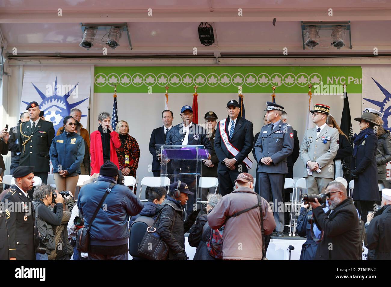 Fifth Avenue, New York, États-Unis, 11 novembre 2023 - le maire Adams, grand maréchal, le lieutenant général de l'armée, Michael Linnington (PDG du Wounded Warrior Project) et des invités lors de la 104e parade annuelle de la Journée des vétérans de la ville de New York à New York. Photo : Luiz Rampelotto/EuropaNewswire Banque D'Images