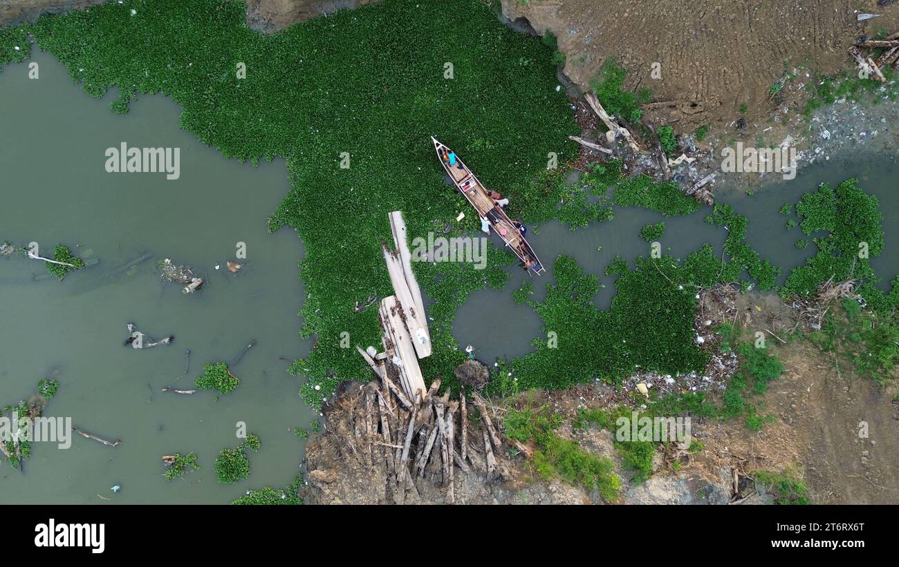 vue aérienne d'un bateau essayant de sortir du siège des plantes de jacinthe d'eau couvrant la rivière Banque D'Images