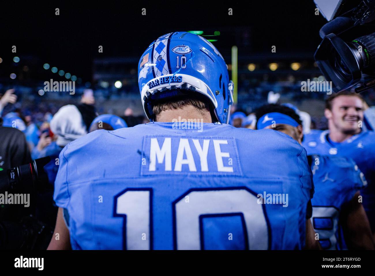 12 novembre 2023 : le quarterback des Tar Heels de Caroline du Nord Drake Maye (10 ans) s'éloigne après avoir vaincu les Duke Blue Devils dans le match de football de l'ACC au Kenan Memorial Stadium à Chapel Hill, en Caroline du Nord. (Scott Kinser/CSM) Banque D'Images