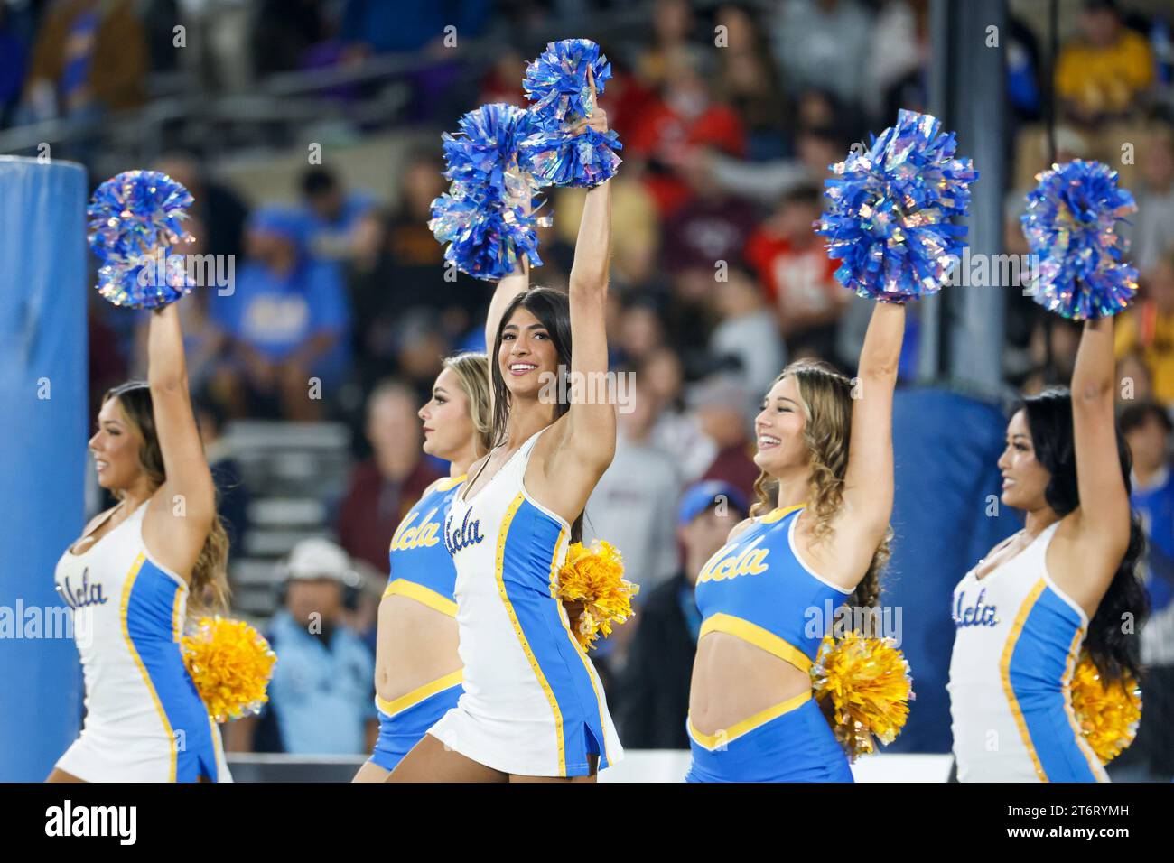 11 novembre 2023, Pasadena, Californie, États-Unis : les cheerleaders de l'UCLA jouent avant un match de football universitaire de la NCAA entre l'UCLA et l'Arizona State, le 11 novembre 2023, à Pasadena, Californie. (Image de crédit : © Ringo Chiu/ZUMA Press Wire) USAGE ÉDITORIAL SEULEMENT! Non destiné à UN USAGE commercial ! Banque D'Images