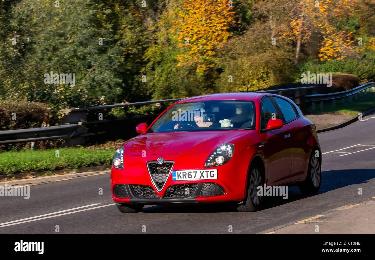 Milton Keynes, Royaume-Uni - 11 novembre 2023 : 2017 rouge ALFA ROMEO GIULIETTA voiture conduisant sur une route anglaise Banque D'Images