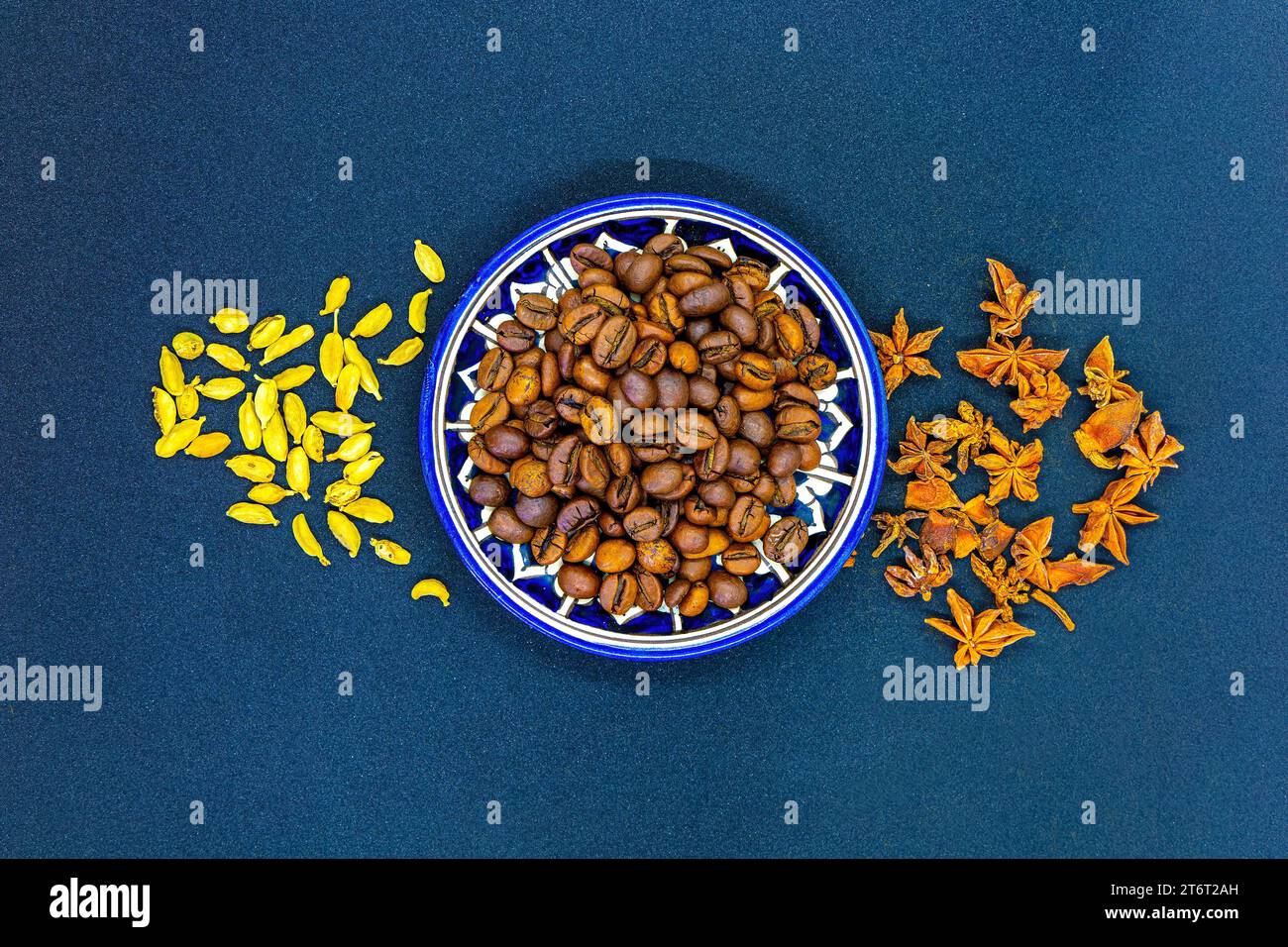 Thème oriental avec café arabe ou turc et épices pour elle. Grains de café pour préparer une boisson chaude et réchauffante Banque D'Images