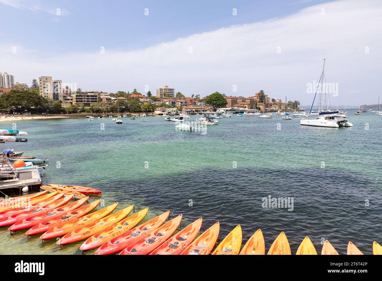 Port de Sydney à Manly Beach banlieue et rangée de kayaks orange à louer ou louer, Sydney, NSW, Australie Banque D'Images