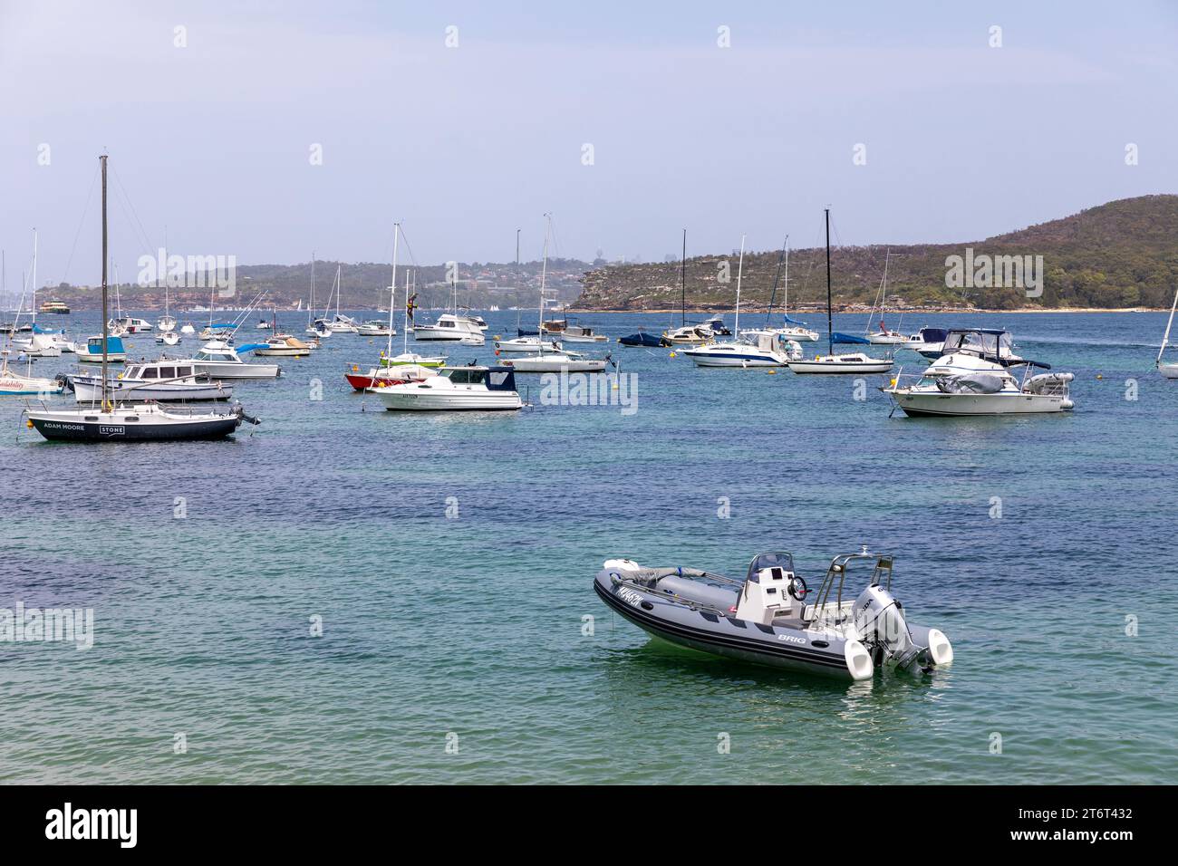 Port de Sydney vu de Manly Beach, bateaux à moteur et une CÔTE amarré dans la baie au large de Manly Beach, Nouvelle-Galles du Sud, Australie, 2023 Banque D'Images