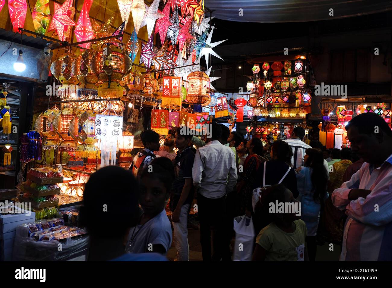 Pune, Inde - 10 novembre 2023 : diverses lanternes colorées et lampes en terre sont vendues dans Street Market avant Diwali. Banque D'Images